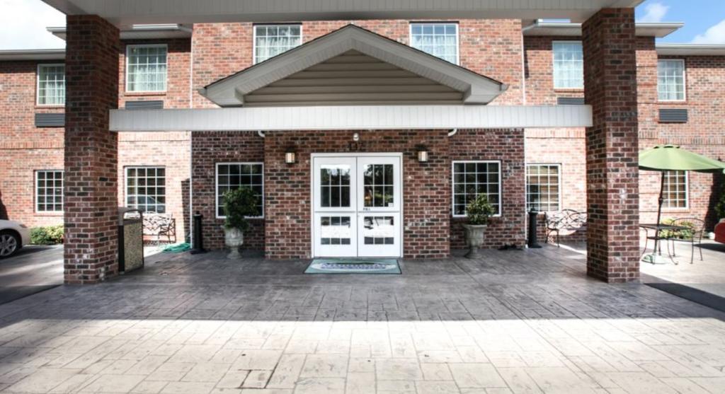 Mountain Inn & Suites Airport - Hendersonville Exterior photo