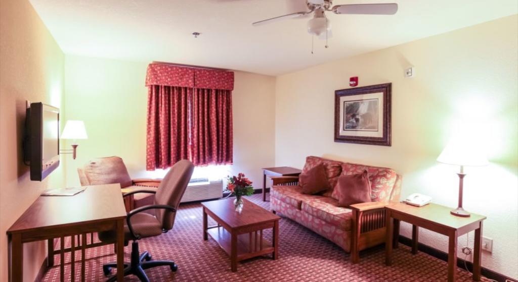 Mountain Inn & Suites Airport - Hendersonville Exterior photo