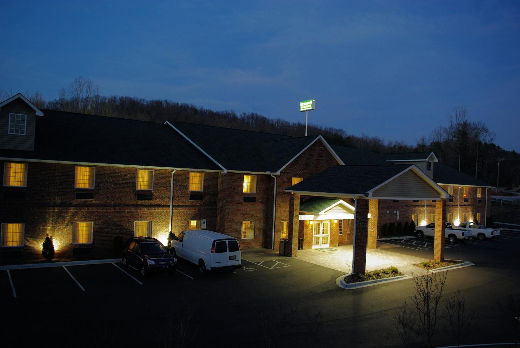 Mountain Inn & Suites Airport - Hendersonville Exterior photo