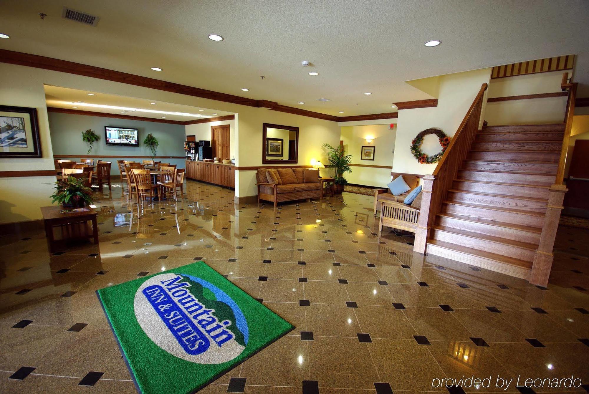 Mountain Inn & Suites Airport - Hendersonville Exterior photo